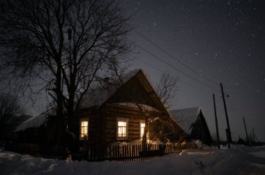 Karanlık gecede kışlık ev