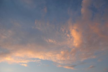 Turuncu gökyüzünde akşam bulutları