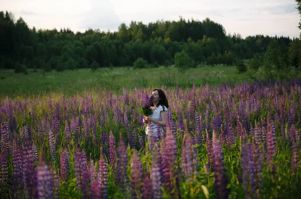 Çiçekli kız akşamı