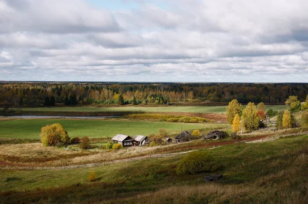Sonbaharın ortasında yalnız bir ev