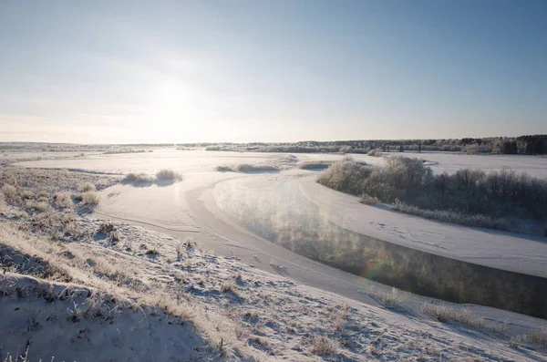 Soğuk kışta nehir 