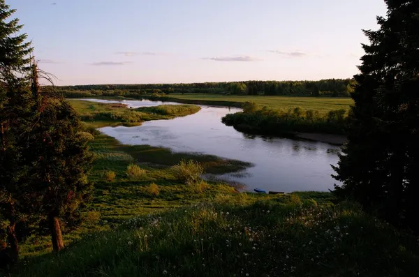 Yaz günbatımı nehirde