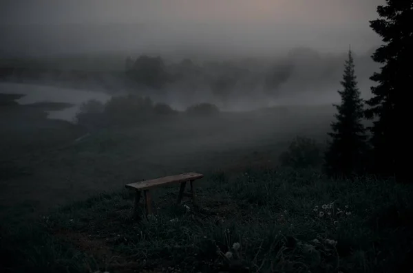 Nebbia Nella Panchina Del Fiume — Foto Stock