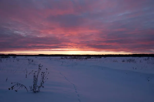Kışın kırmızı bulutlar