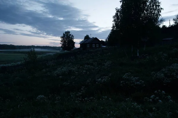 Karanlık ev yaz gecesinde 