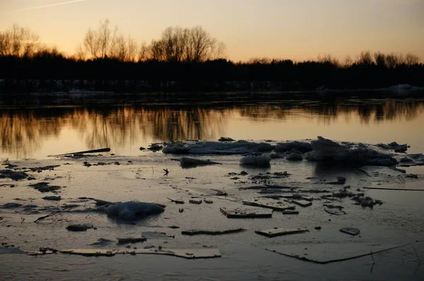 Gün batımında buz