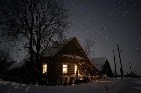 Karanlık gecede kışlık ev