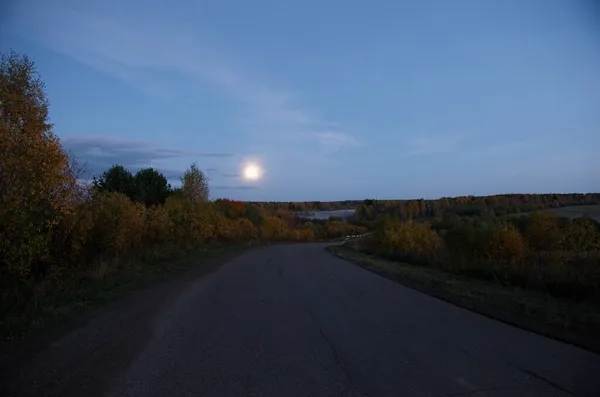 Sonbahar gecesinde gece yolu