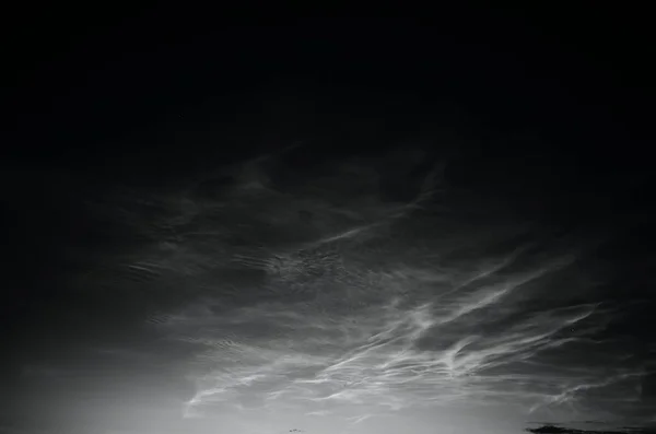 Siyah gökyüzünde gümüş bulutlar