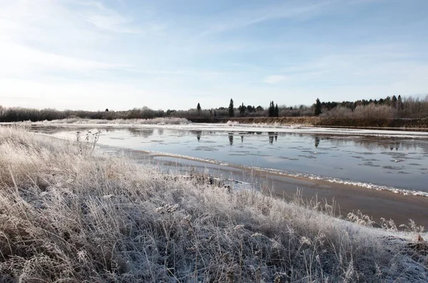 Güneşli bir günde kış nehri