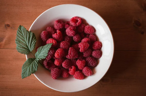 Yazın tabakta ahududu