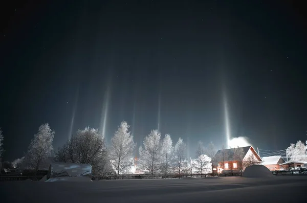 Kış tarlasında ışık direkleri