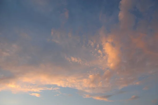 Turuncu gökyüzünde akşam bulutları