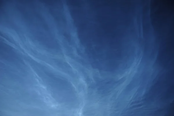 Karanlık gökyüzünde gümüş bulutlar