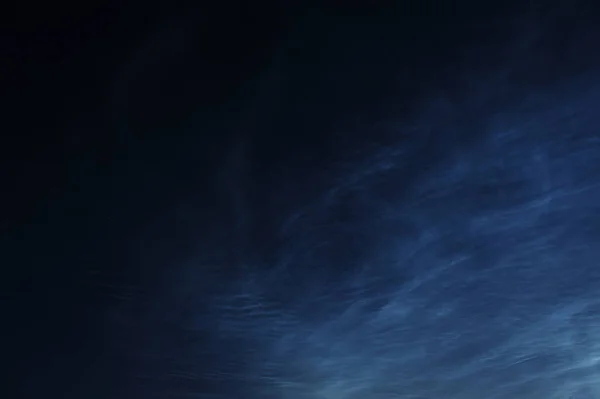 Karanlık gökyüzünde gümüş bulutlar