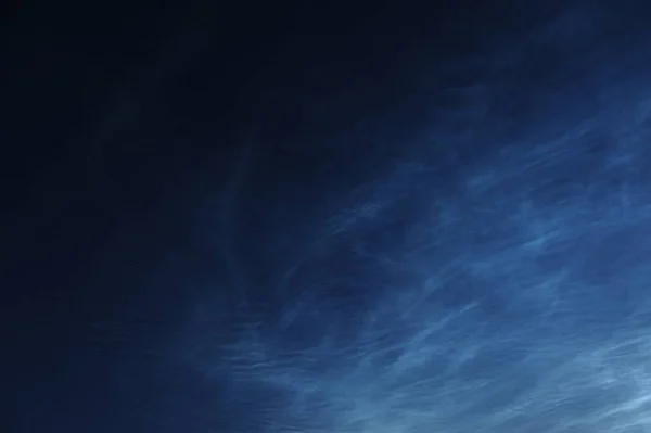 Karanlık gökyüzünde gümüş bulutlar