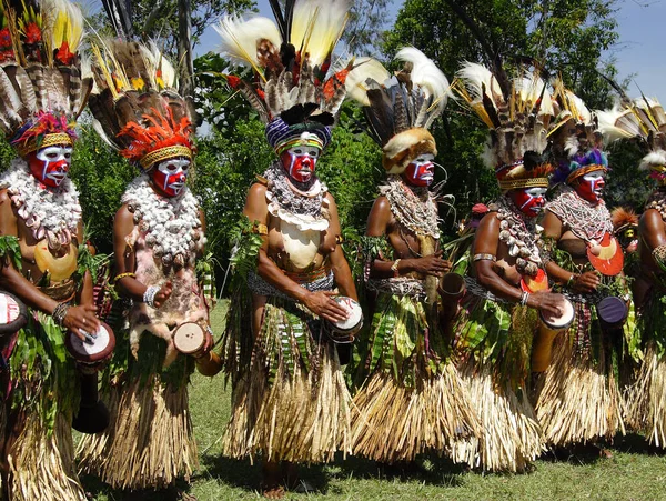 Dansende Papoea 's in Papoea Nieuw Guinea op een traditionele vakantie in Mount Hagen in nationale kleding — Stockfoto