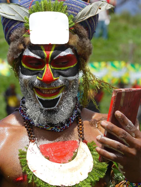 Papua Yeni Gine 'de Papualılar ulusal kıyafetlerle Hagen Dağı' nda geleneksel bir tatil yapıyorlar. — Stok fotoğraf