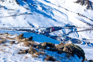 Dağın tepesinden Pas de La Casa 'ya insan olmadan bakın