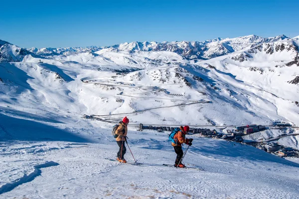 Pas de la Casa altta kayak yapan iki kişi