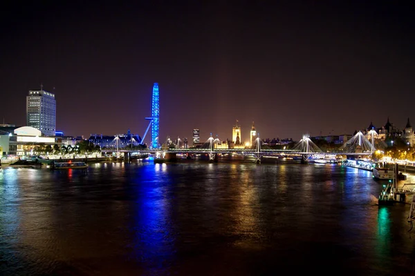 Waterloo Köprüsü 'nden London Eye gece görüşü Thames Nehri' ne yansıyan ışıklar ve arka plandaki Big Ben