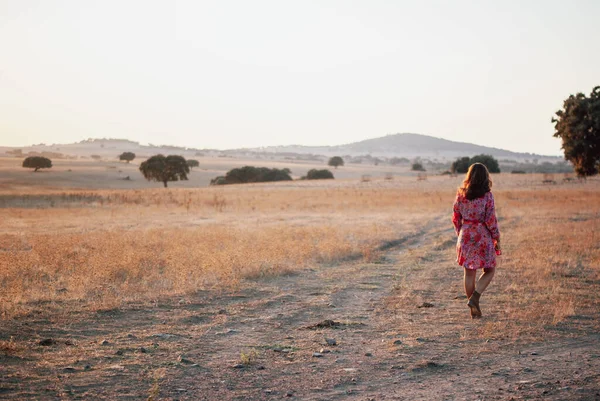 Mujeres Caminando Campo Roble Corcho Con Vestido Flores Rojas —  Fotos de Stock