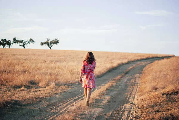 Mujeres Caminando Campo Roble Corcho Con Vestido Flores Rojas —  Fotos de Stock