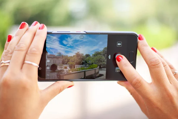 Kadın elleri cep telefonuyla fotoğraf çekiyor.
