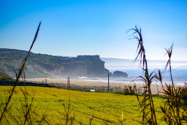 Praia do Norte Nazare Kalesi 'ne bakıyor.