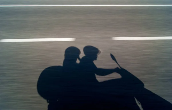 Motosikletten kurtulan çiftlerin gölgesi