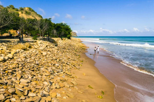 Angola 'da Cabo Ledo Plajı' nda yürüyen bir çift.