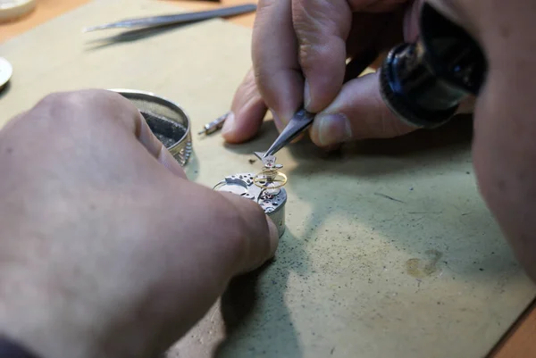 Artesanato Horologia Com Pinças Fixando Relógio Pulso — Fotografia de Stock