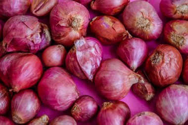 Soğan dünyanın ana yemek pişirme baharatlarından biridir.