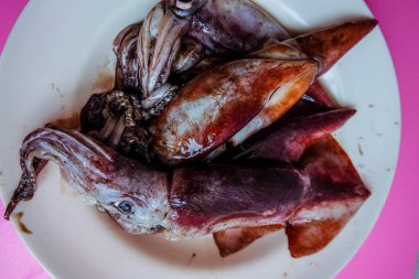 Marketten taze çiğ mürekkep balığı aldım.