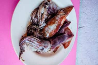 Marketten taze çiğ mürekkep balığı aldım.