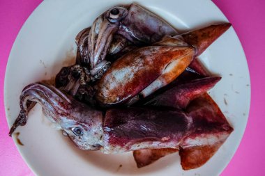 Marketten taze çiğ mürekkep balığı aldım.