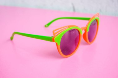 Tarz ve göz koruması için takılan şık gözlükler.