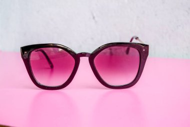 Tarz ve göz koruması için takılan şık gözlükler.