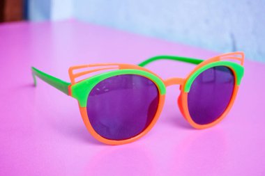 Tarz ve göz koruması için takılan şık gözlükler.