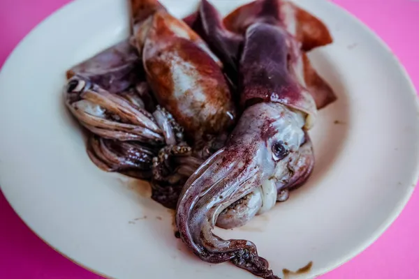 Marketten Taze Çiğ Mürekkep Balığı Aldım — Stok fotoğraf