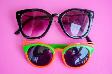 Tarz ve göz koruması için takılan şık gözlükler.