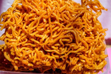 Işıl ışıl parlayan manzaralı kızarmış erişte dokusu.