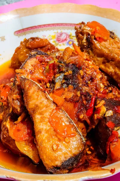 Ikan Goreng Dengan Saus Makanan Indonesia — Stok Foto