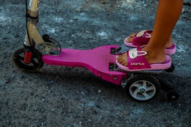 Kızlar paten denerken eğleniyor.