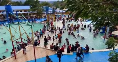 people are crowded in the pool without following the covid 19 distance