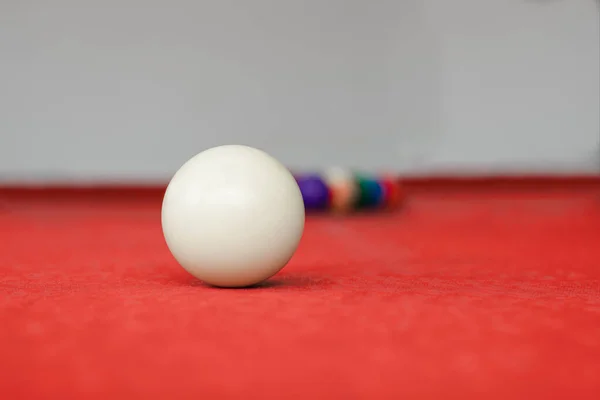 Kırmızı bilardo masasında beyaz bilardo topu