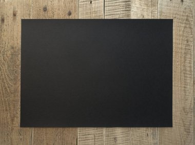 Eski tahtadaki siyah karton sayfa arkaplanı