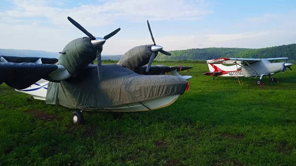 Deux Avions Sur Herbe Verte Milieu Champ Dans Taïga — Photo