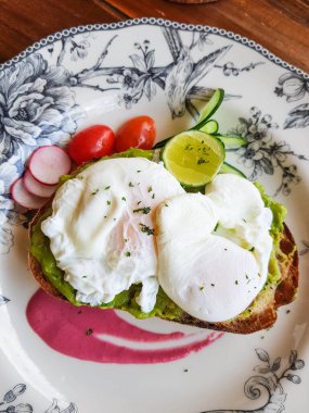 Avokado Yumurtalı Benedict ve Taze Sebzeli Sağlıklı Kahvaltı