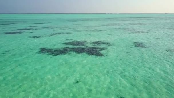 Drone Voando Sobre Água Oceano Azul Turquesa Nas Maldivas Oceano — Vídeo de Stock